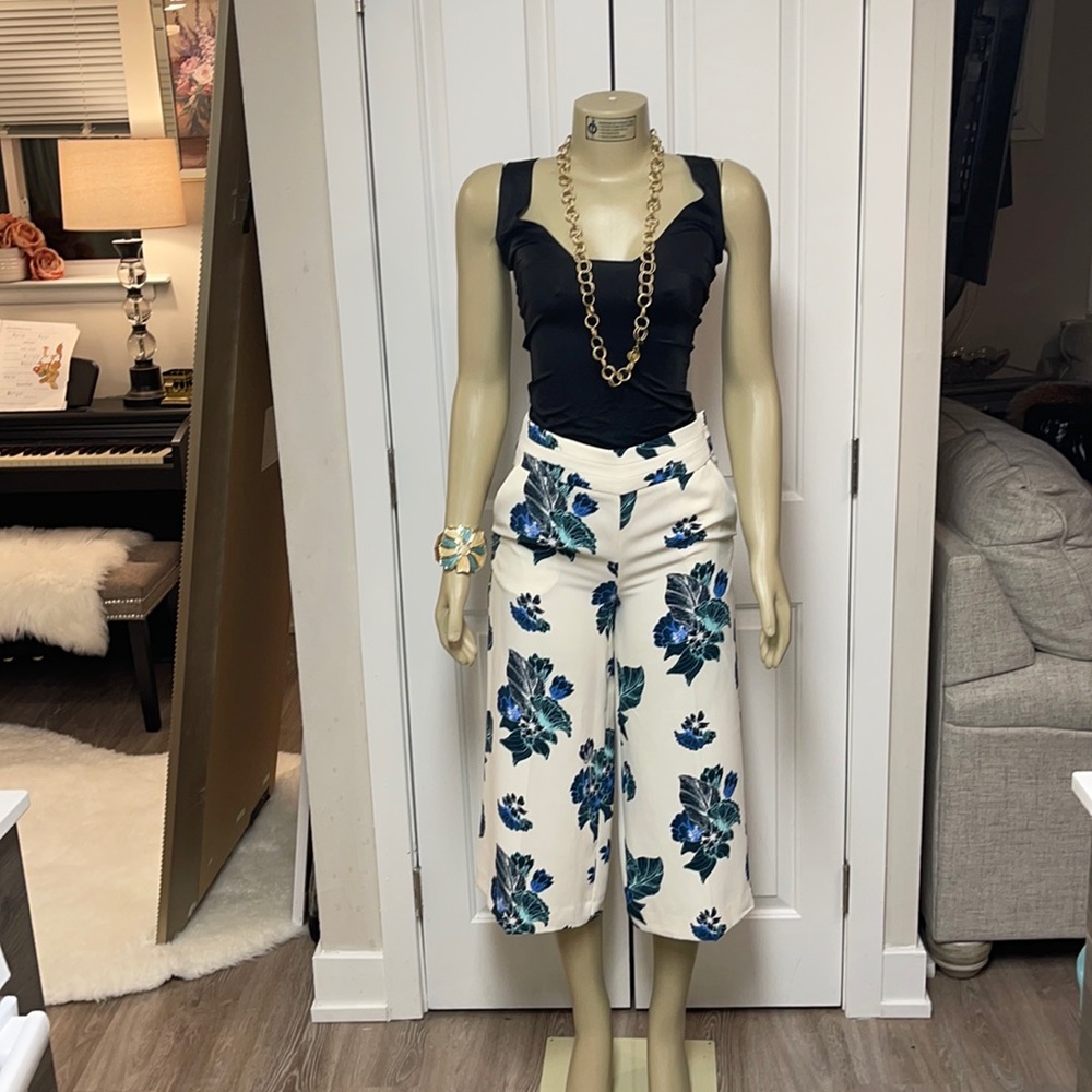 Beautiful Banana Republic off white floral gaucho pants. New.🙂